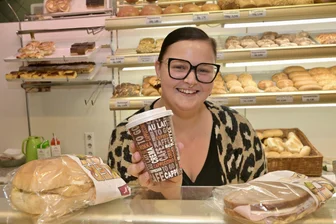 „Schnitzelbrötchen sind als Erstes ausverkauft“: Wo Zwickauer ab 5 Uhr morgens Frühstück bekommen - Johanna Kunert verkauft in der Bäckerei an der Römerstraße in Zwickau frühmorgens vor allem Kaffee, Schnitzelbrötchen und strammen Max auf Brot.