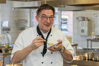 Schnitzelpreisdebatte im Vogtland: Das sagt der Ausbilder des Köchenachwuchses - Er bildet seit fast 20 Jahren Köche im Vogtland aus: Mike Hammer ist Küchenmeister in der Außenstelle Falkenstein des BSZ „Anne Frank“ in Plauen.