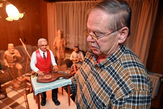 Schnitzen im Erzgebirge: Wo sich Anton Günther, Hans Soph und Ernst Mosch im Wohnzimmer treffen - Musiker Curt-Herbert Richter ist das jüngste Motiv des Schnitzers Rudolf Hannawald aus Bärenstein.