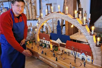 Schnitzer aus Lichtentanne begeistern Ausstellungsbesucher - Heiko Feustel vor der Szene "Historischer Makt" zu Irfersgrün. 