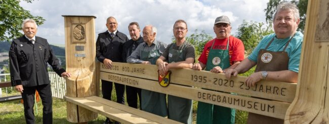 Schnitzer erinnern mit Riesen-Bank an Bergbaugeschichte in Ehrenfriedersdorf - 