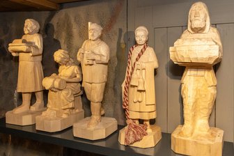 Schnitzer im Erzgebirge zeigen Figuren für neue Ortspyramide - Ein Teil der Figuren für Geyers neue Ortspyramide wird im Schnitzerheim gezeigt.