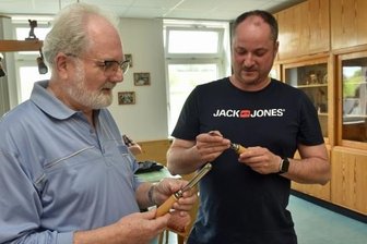 Schnitzer stellen ihr neues Vereinsdomizil bei Lehrgang in Borstendorf vor - Im neuen Domizil der Borstendorfer Schnitzer hat am Samstag ein erster Kurs stattgefunden. Zu den Teilnehmern zählten Jörgen Schönherr (l.) und der stellvertretende Vereinsvorsitzende Matthias Aurich.