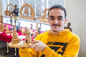 Schnitzer zeigen in Thalheim mehr als 300 Exponate - Schnitzer Nils Krähmer mit einem Räucherpilz, der in der Schau zu sehen ist.