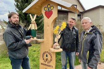 Schnitzerprojekte im Pyramidendorf Bermsgrün: Stele nun österlich geschmückt - Kai Schuffenhauer sowie Michael und Günter Lang haben die neue Stele des Vereins umdekoriert.