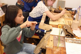 Schnitzertage im Erzgebirge: Wer gewinnt das „Goldene Schnitzmesser“? - Das Kulturzentrum Erzhammer verwandelt sich am Wochenende in die größte offene Schnitzwerkstatt des Erzgebirges.