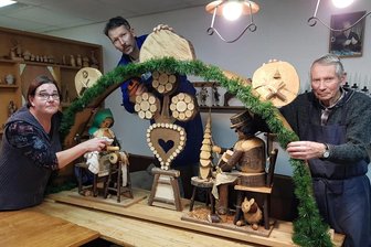 Schnitzgemeinschaft Bermsgrün feiert 70-jähriges Bestehen mit Ausstellung im Haus des Gastes - Andrea Engelhardt, Michael Lang und Günter Lang (von links), Mitglieder der Schnitzgemeinschaft Bermsgrün, bei der Ausstellungsvorbereitung.
