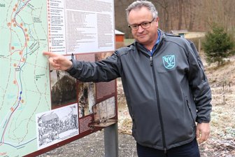 Schnitzkurs in Oederan: Anfänger sind willkommen - Mike Glöckner aus Falkenau leitet einen Schnitzkurs an der Volkskunstschule Oederan. Foto: Knut Berger
