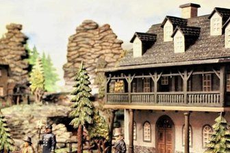 Schnitzmuseum empfängt Gäste - Eine Szene von einem geschnitzten Heimatberg.