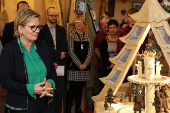 Schnitzschau im Erzgebirge: Ministerin gehört zu ersten Gästen - Kultur- und Tourismusministerin Barbara Klepsch hat das neue Gemeinschaftswerk der Thumer Schnitzer enthüllt.