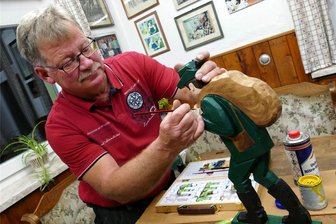 Schnitzverein Großolbersdorf fiebert großer Ausstellung zum 100-jährigen Bestehen entgegen - Vor allem die Hände der Pyramidenfiguren brauchen öfters mal neue Farbe, weiß Thomas Stülpner, Leiter des Schnitzvereins Großolbersdorf.