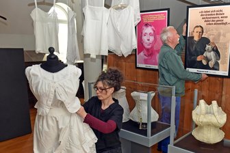 Schnüren, bis die Luft wegbleibt - Oederaner Ausstellung als Statement der Frauenbewegung - Michaela Kruse und Andreas Seltmann bauen die Ausstellung „Korsett & Emanzipation“ auf.