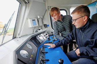 Schnuppertag bei der Länderbahn in Neumark: Fahrt im Führerstand ist der Hit - Adrian Nowak, Lokführer-Azubi im 1. Lehrjahr, erklärt Finn Fischer im Führerstand der Alex-Lokomotive vom Typ Siemens Eurorunner, wie das 80 Tonnen schwere Gefährt funktioniert.
