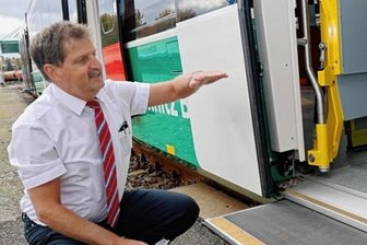 Schnuppertag bei Länderbahn: Fahrt im Führerstand ist der Hit - Jens Kittelmann von der City-Bahn Chemnitz erklärt, warum es unterschiedlich hohe Ausstiege braucht.