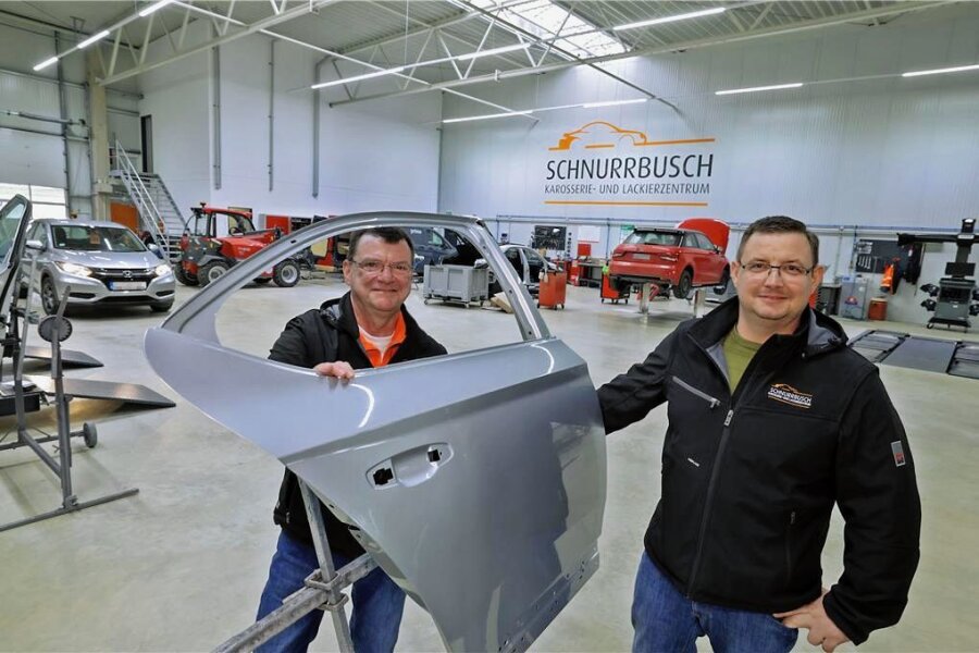 Schnurrbusch investiert 2,6 Millionen Euro in Neubau: Familienbetrieb aus Glauchau repariert nun auch Caravan-Fahrzeuge - Jörg Schnurrbusch (57) und Max Wagner (37) in der neuen Werkstatt. 