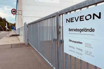 Schock bei den etwa 100 Mitarbeitern im Erzgebirge: Konzern schließt in wenigen Monaten Schaumstoff-Fabrik - Neveon in Burkhardtsdorf: Die Werkstore sollen schon bis April kommenden Jahres für immer geschlossen bleiben.