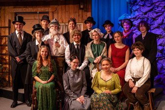 Schock bei der Aufführung: Publikum im Erzgebirge feiert frenetisch den Theater-Nachwuchs - Das komplette Ensemble der Kinder- und Jugendtheatergruppe Thum.