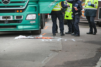 Schock bei Karnevalsumzug in Halle: Junge Frau schwer verletzt - Ein am Karnevalsumzug teilnehmender LKW hat eine Person erfasst und dabei schwer verletzt. Gleich am Startpunkt des Halleschen Rosenmontagsumzuges kam es zu diesem schweren Unfall. Der Umzug wurde daher abgebrochen.