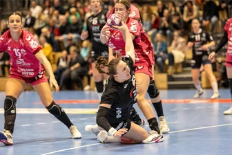 Schock beim BSV Sachsen Zwickau: Kapitänin fällt auf unbestimmte Zeit aus - Diana Dögg Magnusdottir (schwarzes Trikot) zeigt in dieser Szene aus dem Spiel in Bad Wildungen vollen Einsatz für den BSV Sachsen Zwickau.