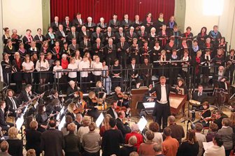 Schock für Gesangverein zu Langenbernsdorf: Im Saal sind plötzlich nur noch 200 Leute erlaubt - Bei den Konzerten des Gesangsvereins kommen allein mehr als 100 Sänger und Musiker zusammen. Ab sofort dürfen sich im Saal vom „Weißen Roß“ aber nur noch 200 Personen gleichzeitig aufhalten.