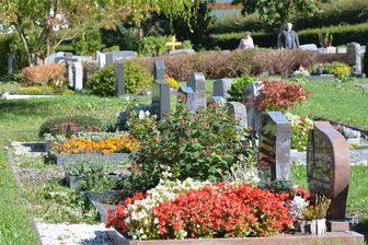 Schock für Witwe in Freiberg: Blumengestecke vom Grab ihres Mannes entwendet - Auf dem Freiberger Zentralfriedhof am Fuchsmühlenweg haben dreiste Diebe Blumengestecke gestohlen.