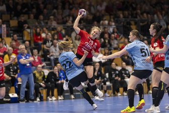 Schock in letzter Sekunde: BSV Sachsen Zwickau verliert hitziges Heimspiel gegen Buxtehuder SV denkbar knapp - Blanka Kajdon (am Ball) war am Samstagabend mit zwölf Treffern beste Werferin für den BSV Sachsen Zwickau gegen Buxtehude.
