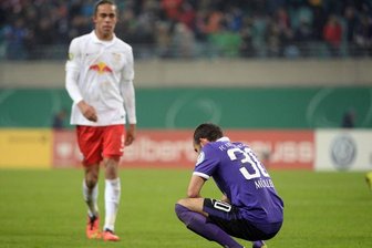 Schock kurz vor Schluss: Aue verpasst Achtelfinale - Aues Fabian Müller geknickt auf dem Platz, links Leipzigs Yussuf Poulsen.
