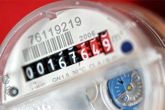 Schock-Moment für Leipzigerin: Sie soll über 1 Million Liter Wasser verbraucht haben - und das kann jeden treffen - Insgesamt 1200 Kubikmeter Wasser (also über 1 Million Liter) sollen in einem leerstehenden Haus in Leipzig verbraucht worden sein. Doch dahinter steckte etwas anderes. (Symbolbild)