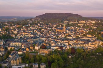 Schock nach Volkszählung: Annaberg-Buchholz büßt Einwohner und Geld ein - Bei der jüngsten Volkszählung hat die Stadt Annaberg-Buchholz Einwohner eingebüßt: Zum Stichtag am 15. Mai 2022 wurden der Stadt 18.942 Einwohner zugerechnet. Das elektronisch geführte Einwohnerregister der Stadt wies zu diesem Zeitpunkt aber 19.971 Einwohner mit Hauptwohnung aus.