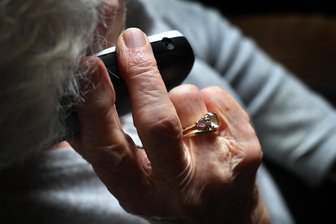 Schockanruf in Klingenthal: Seniorin verliert 20.000 Euro - Erneut wurde eine Seniorin mit einer Telefonmasche um Geld betrogen.