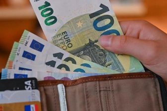 Schockanruf in Zwickau: 84-Jährige übergibt 100.000 Euro Bargeld an Betrüger -