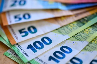 Schockanrufe im Landkreis Zwickau: Täter erbeuten rund 100.000 Euro - Zwei Seniorinnen haben nach sogenannten Schockanrufen sehr viel Geld an Unbekannte übergeben.