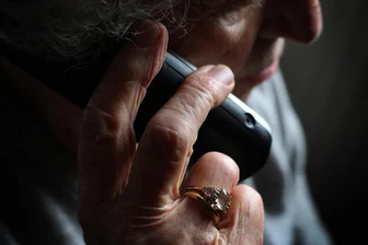 Schockanrufe im Vogtland: Ein Senior zahlt fünfstelligen Betrag - Im Vogtland sind mehrere Rentner von Betrügern angerufen worden.