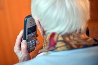 Schockanrufe: Polizei hat Spur - Auch im Vogtland erhalten - wie auf diesem Symbolbild - ältere Menschen immer wieder Anrufe von Betrügern, die größere Geldsummen erbeuten wollen. Erst am vergangenen Freitag wurde in Plauen eine 86-Jährige angerufen. Sie verlor 6300 Euro. 