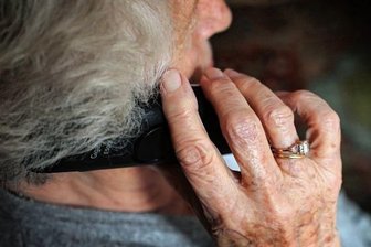 Schockanrufe: Polizei stößt an Grenzen - Trickbetrüger melden sich per Telefon bei Senioren. Die Polizeidirektion Zwickau nahm am Dienstag insgesamt 14 Anzeigen auf. 