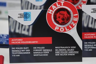 Schockanrufe und betrügerische Mails: Zwickauer Polizei gibt Tipps, wie man sich schützen kann - In Zwickau verteilte die Polizei Infomaterial mit der Warnung, nicht auf falsche Polizisten hereinzufallen.