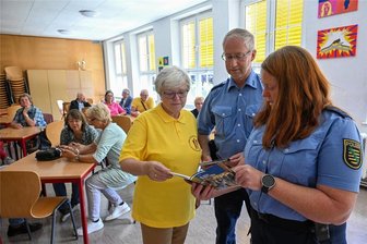 Schockanrufe und Enkeltrick: Neukirchener holen sich Experten im Kampf gegen Betrüger - Wie kann man sich vor Betrügern schützen? Evelin Oehme-Manig vom Heimatverein Neukirchen hatte Bürgerpolizist Michael Rei und Polizeihauptmeisterin Jana Kürschner von der Polizei Chemnitz (von links) eingeladen, in der Oberschule Neukirchen über Schutzmöglichkeiten zu sprechen.