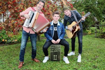 Schockdiagnose für Thomas Rups Unger: Ex-Frontmann der Randfichten sagt MS Kampf an - Thomas Unger, hier auf einem Foto vom Herbst 2020 mit Kurt und Toni (v.l.), freut sich auf die kleine Weihnachtstour mit seinen Söhnen. Von der schlimmen Diagnose will er sich nicht den Weg diktieren lassen. 