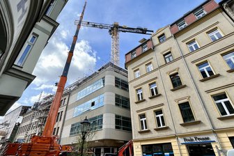 Schocken-Baustelle Zwickau: Kran wird demontiert - Mit einem Autodrehkran wird der Baukran auf der Schocken-Baustelle demontiert.