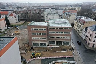 Schocken-Kaufhaus in Crimmitschau: Investor sucht händeringend einen Gastronomen - Blick auf das ehemalige Schocken-Kaufhaus in Crimmitschau aus der Vogelperspektive.