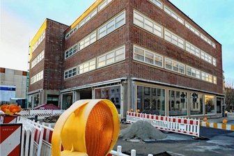 Schocken-Kaufhaus in Crimmitschau: Nun sind die Bauleute im Erdgeschoss zugange - An der Ecke Badergasse/Am Mühlgraben in Crimmitschau lässt sich bereits erahnen, wie das ehemalige Schocken-Kaufhaus nach Umbau und Sanierung ab nächstem Jahr wieder strahlen könnte.