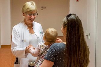 Schockierende Geburt - Die Mutterrolle und das Kind annehmen - Frauen mit traumatisch verlaufenen Geburten erhalten in der Mutter-Kind-Tagesklinik des Uniklinikums Dresden Hilfe. Professorin Kerstin Weidner hat sie mitaufgebaut.