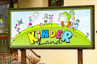 „Schockierende Zahlen“: Kindertagesstätte im Erzgebirge wird dicht gemacht – so geht es weiter - Die Kindertagesstätte Kinderland soll geschlossen werden.
