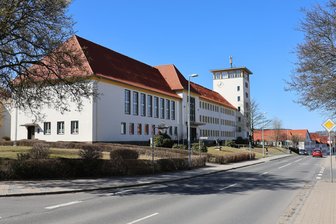 Schockmoment an Schule im Erzgebirge: 15-Jähriger soll Mitschüler mit Messer bedroht haben - Jetzt reagiert Stadt - Einen Polizeieinsatz hat es am Dienstagmorgen an der Oberschule Aue-Zelle gegeben.