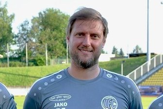Schocknachricht: Plauener VFC-Trainer mit Lungenentzündung im Krankenhaus - VFC-Cheftrainer (Mitte) Robert Fischer liegt einer Lungenentzündung im Krankenhaus. Die Leitung der Oberliga-Mannschaft haben vorübergehend Assistenztrainer Tommy Färber (rechts), Torwarttrainer Ronny Diersch (links) und Mannschaftsleiter Roland Pöhler (nicht im Bild) übernommen.