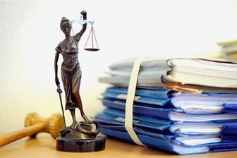Schöffenwahl: Zwickauer Stadträte entfernen extremistische Kandidaten von der Liste - Schöffen unterstützen mit ihrer ehrenamtlichen Arbeit professionelle Richter.