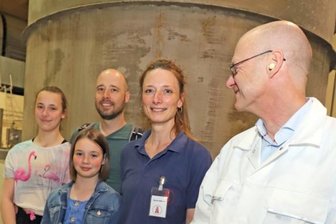 Schoeller Technocell öffnet ein Tag lang für die Familien der Mitarbeiter - Werkleiter Dr. Ulfert Rott (rechts) im Gespräch mit Carolin Osthaar, Leiterin der Papiermaschine (2.v.r.) und ihrer Familie.