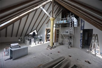 Schön, aber teuer: Warum das neue Zwickauer Stadtarchiv 4 Millionen Euro mehr kostet als geplant - Noch wird gewerkelt: Unterm Dach befindet sich künftig der Leseraum für Besucher des Stadtarchivs, bequem erreichbar über einen Fahrstuhl. Auch die Archiv-Verwaltung sitzt ganz oben.