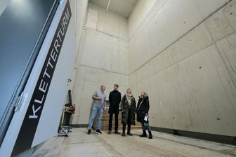 „Schön, dass es endlich losgegangen ist“: Besucheransturm im Sportforum Vogtland – wann kommen Kletterturm und Videowürfel? - Sahen auf der Kletterturmfläche noch nichts: Besucher beim Tag des offenen Sportforums.