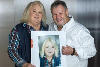 Schön kann jede - Nacher: frisch frisiert, geschminkt und fotografiert mit Promifotograf Guido Karp und seinem Meisterwerk. Rita Dreßler wirkt nach nur drei Stunden jetzt gleich viel vorteilhafter und jünger.